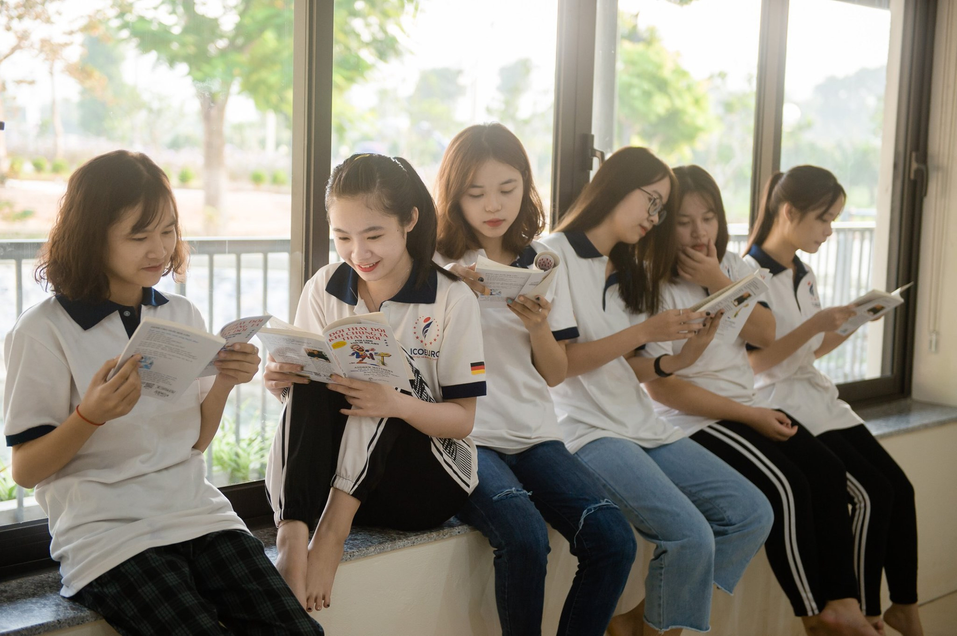 Nhóm học viên ICOEURO cùng đọc sách