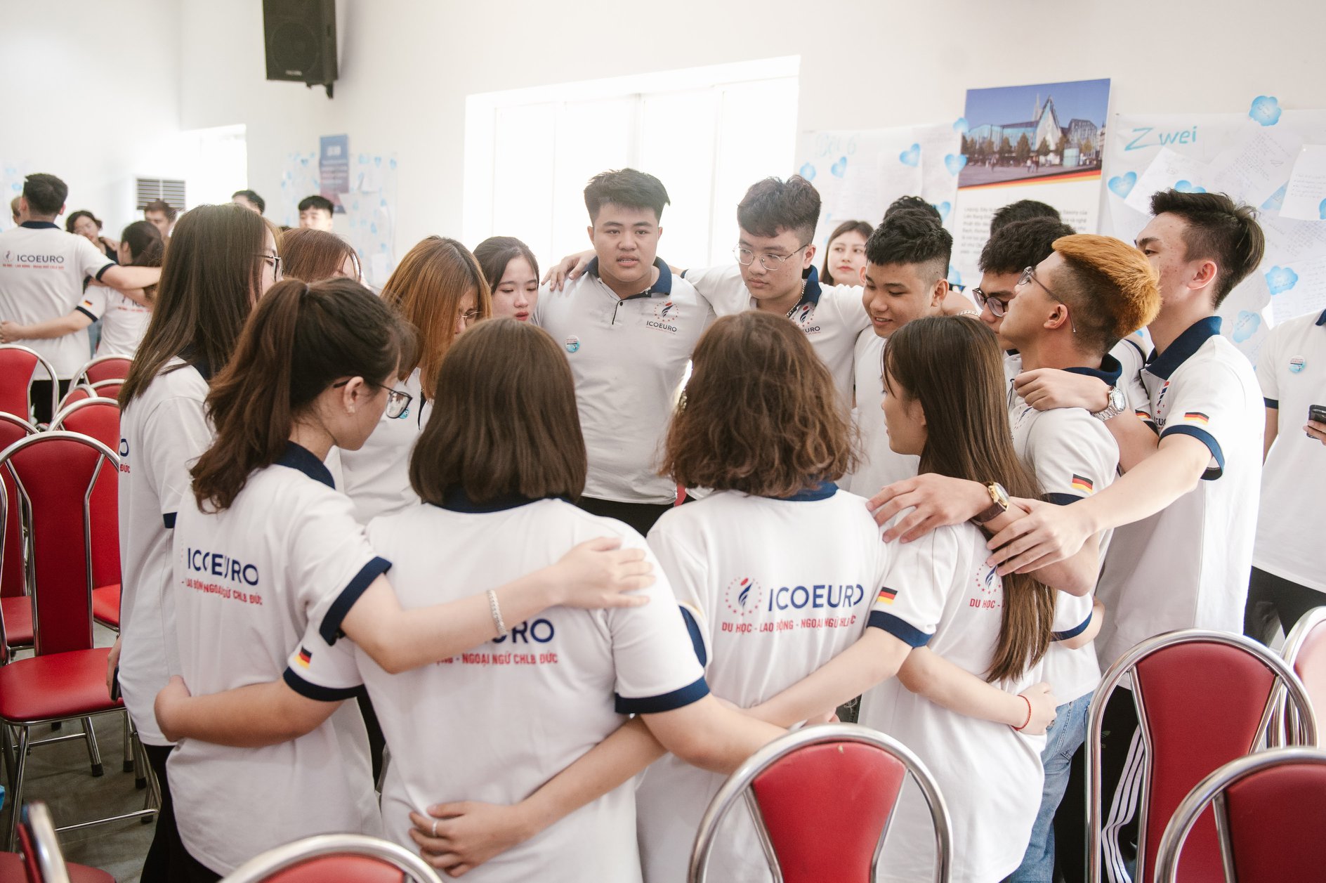 Học viên ICOEURO khoác vai trong hoạt động nhóm