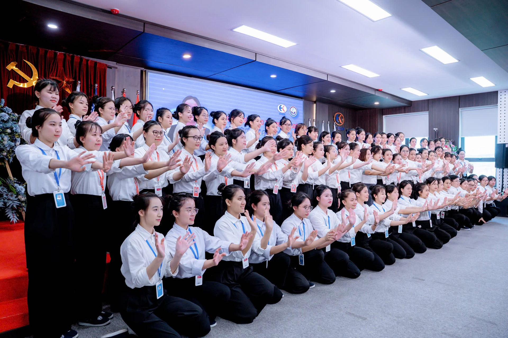 Tập thể học viên Nhật Bản trong buổi hoạt động tại trung tâm