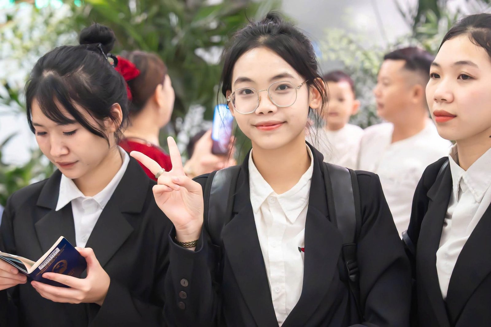 Bạn bè cùng chờ giờ khởi hành