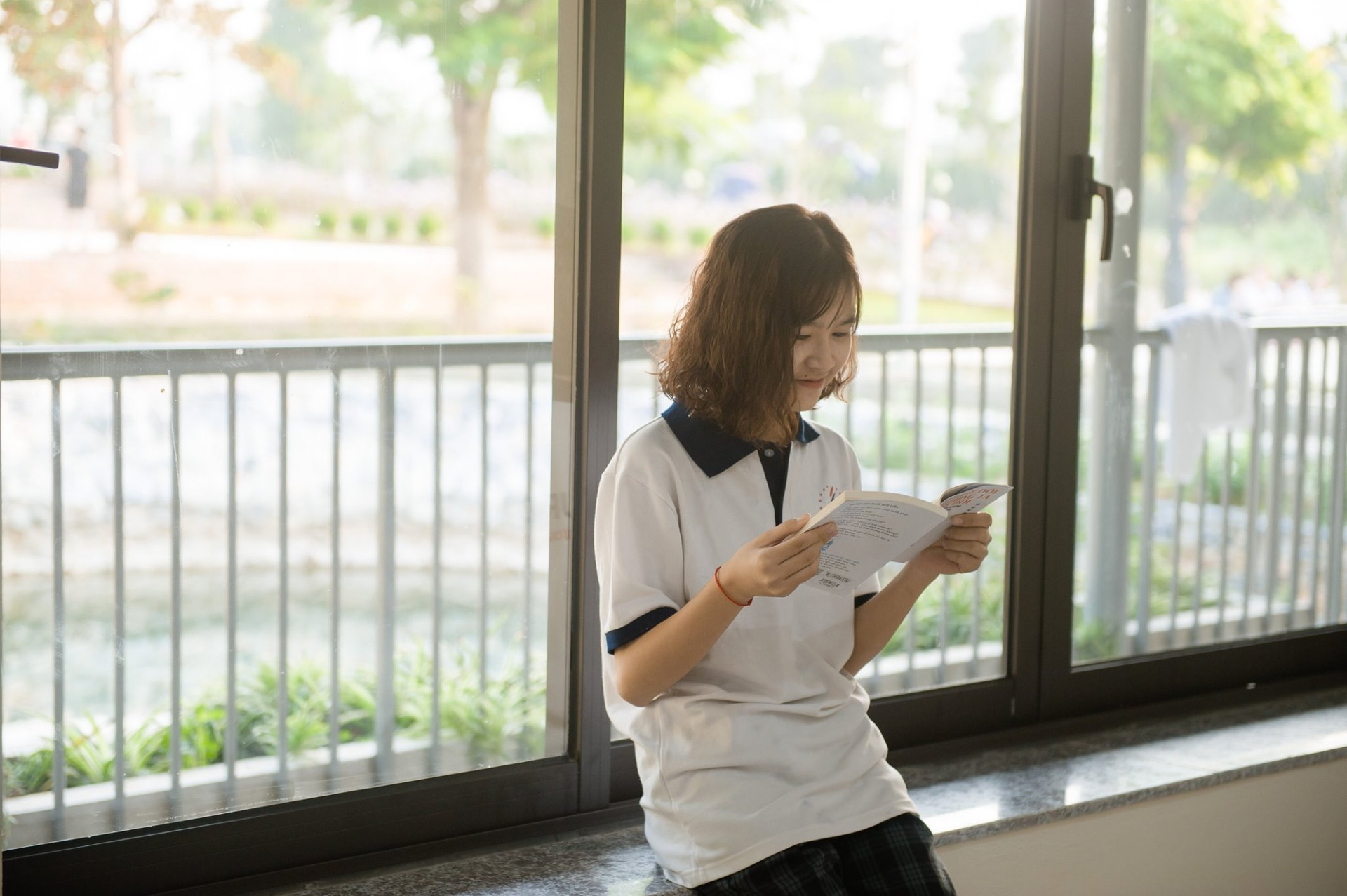 Học viên ICOEURO đọc sách bên cửa sổ